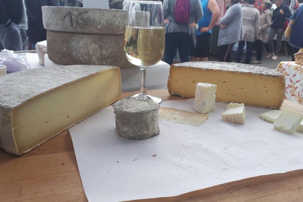 Gite A La Ferme, Avec Animaux, Fromages Et Nature Neuville-les-Decize Exterior foto